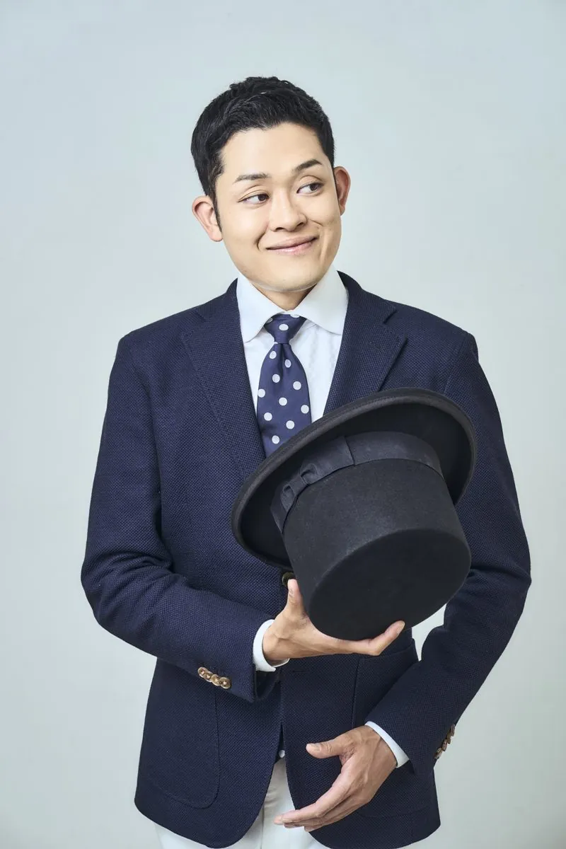 K Magic Hat を手にするマジシャン
